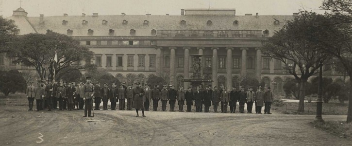 Das Kurfürstliche Schloss Koblenz mit einer Gruppe Separatisten im Jahr 1923. [Quelle: Stadtarchiv Koblenz]